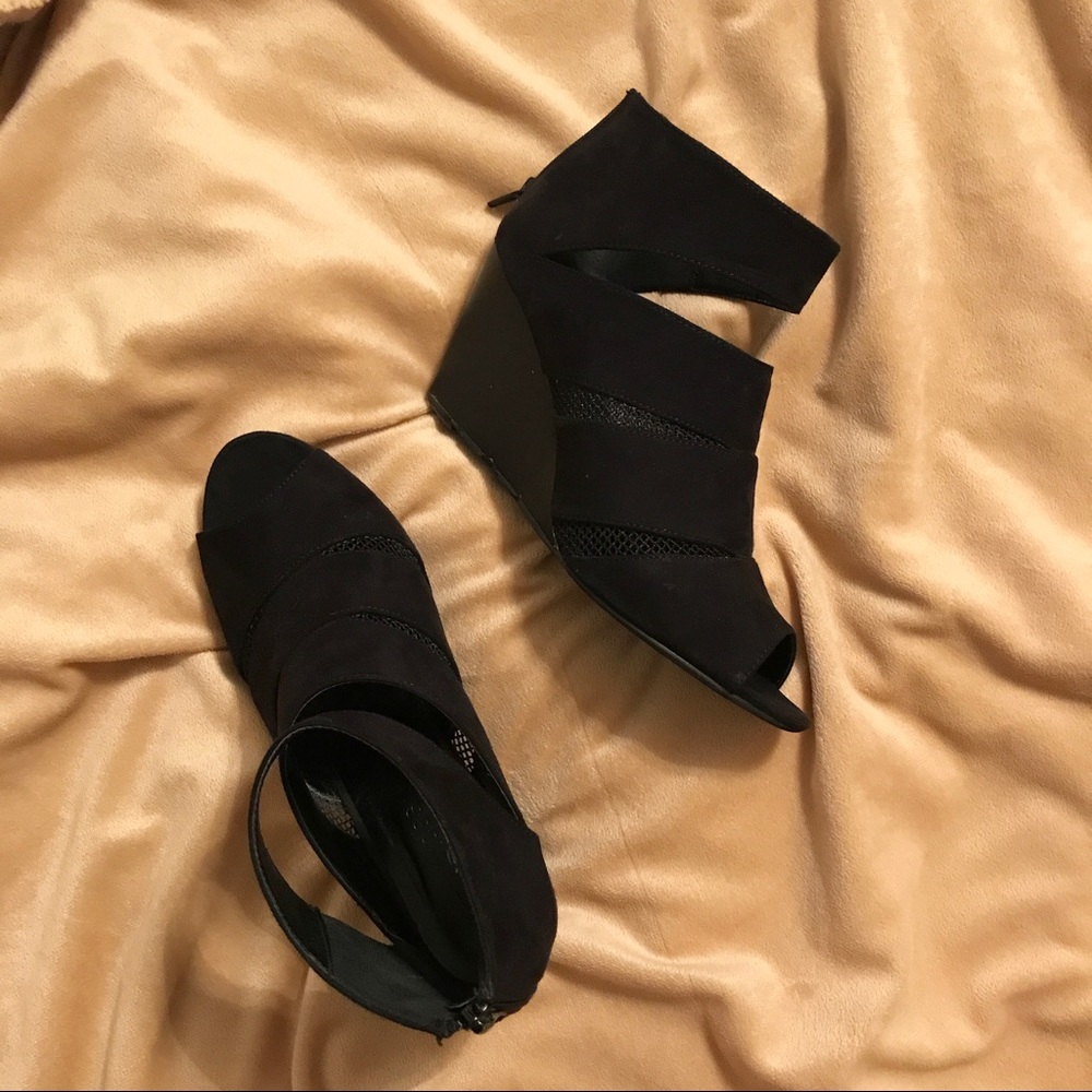 Maurices Black Nikki mesh wedge size 8